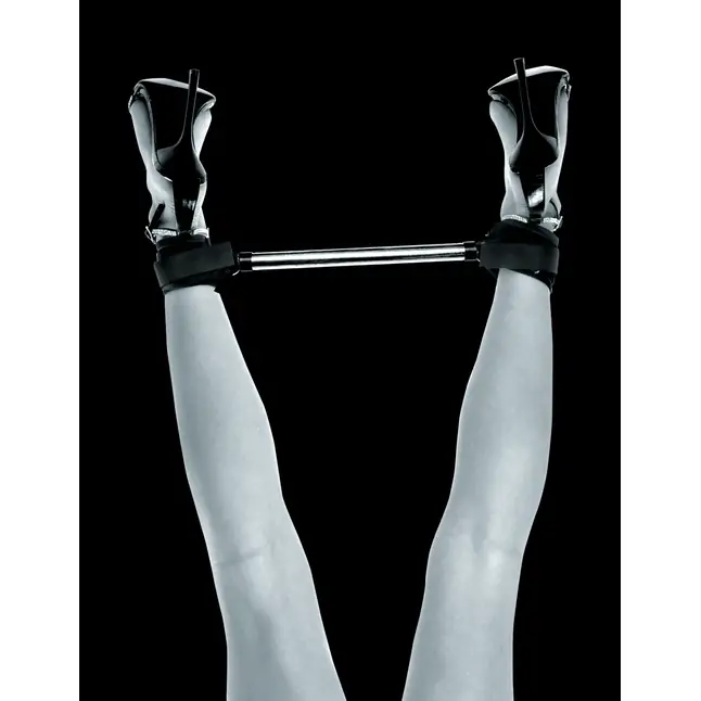 Оковы на ноги с фиксацией - Fetish Fantasy Limited Edition. Фотография 2.