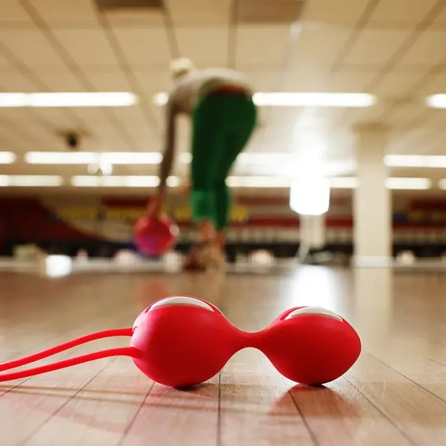 Красные вагинальные шарики Smartballs Duo. Фотография 7.
