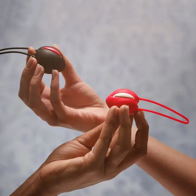 Черный вагинальный шарик Smartballs Uno. Фотография 5.
