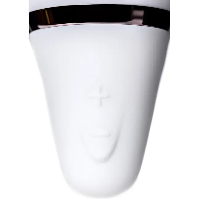 Белый вибромассажер Satisfyer Little Wand. Фотография 8.