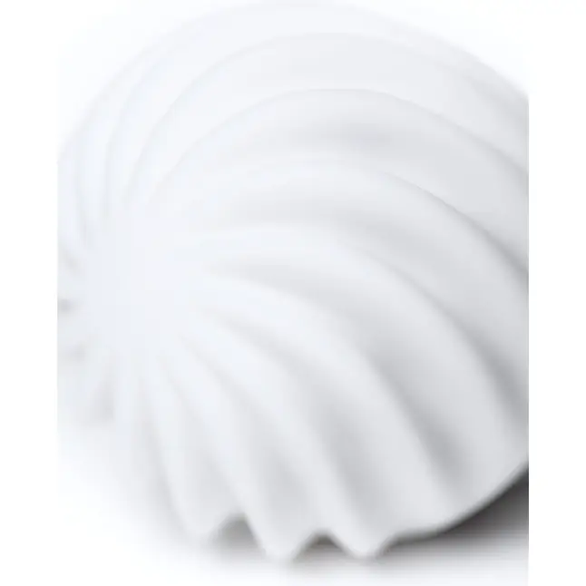 Белый вибромассажер Satisfyer Little Wand. Фотография 9.
