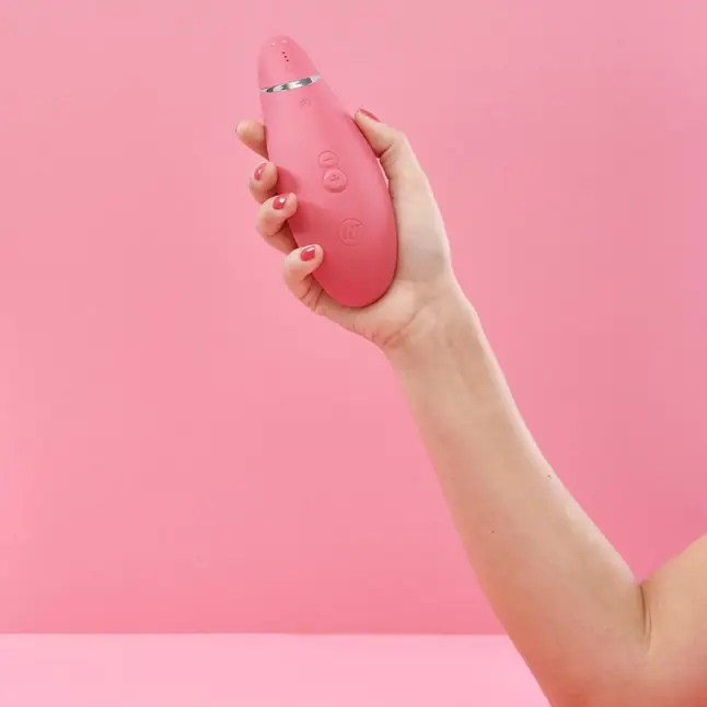 Розовый бесконтактный клиторальный стимулятор Womanizer Premium. Фотография 5.