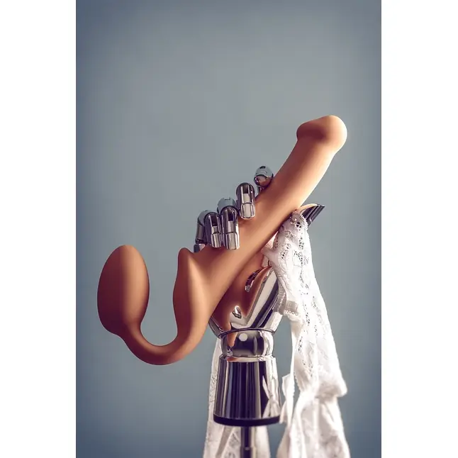 Телесный безремневой страпон Silicone Bendable Strap-On - size M. Фотография 9.