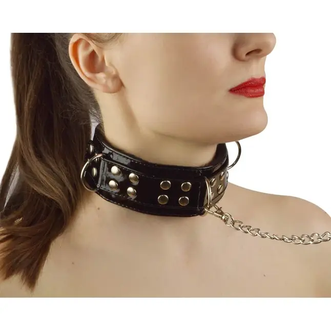 Черный лаковый ошейник с заклепками и цепочкой - BDSM accessories