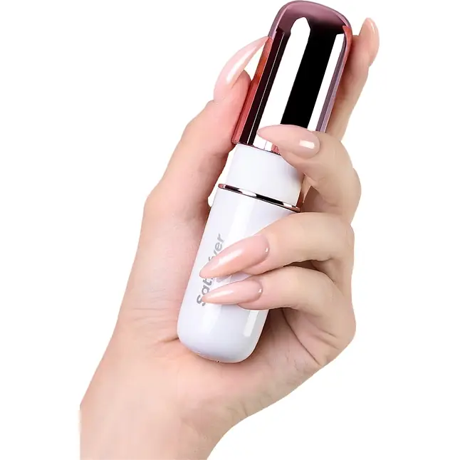 Бело-золотистая перезаряжаемая вибропулька Satisfyer Secret Affair. Фотография 7.