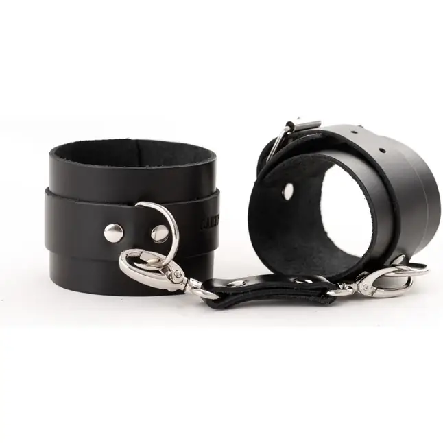 Черные кожаные наручники со сцепкой - Lady s Arsenal Black. Фотография 3.