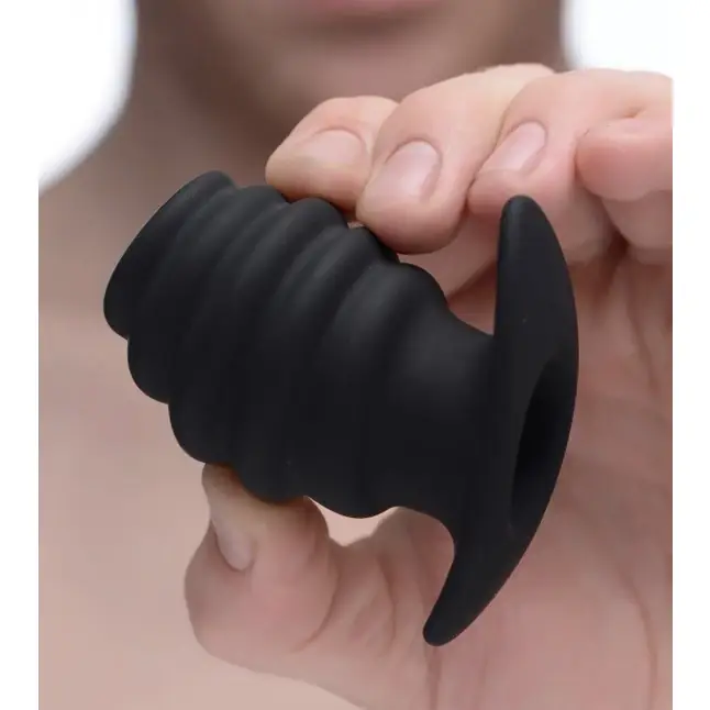Малая черная анальная пробка Hive Ass Tunnel Silicone Ribbed Hollow Anal Plug Small - 6,86 см - Master Series. Фотография 5.