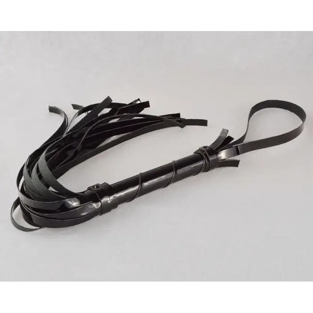 Черная лаковая плеть-флогер - 40 см - BDSM accessories