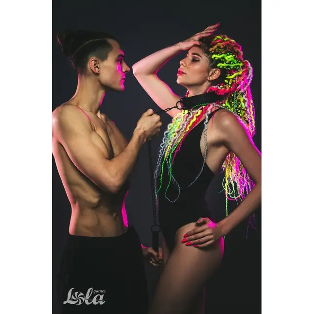 Черный ошейник с поводком Kinky - Party Hard. Фотография 7.
