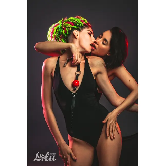 Красный кляп-шарик Love Spell на черных ремешках - Party Hard. Фотография 12.