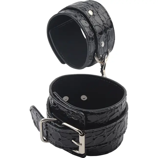 Черные оковы на карабине Be good Ankle Cuffs - Behave!. Фотография 2.