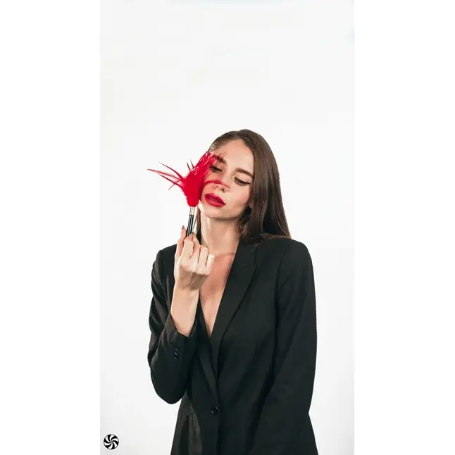Красный перьевой тиклер Plume - 23 см - Burlesque. Фотография 4.