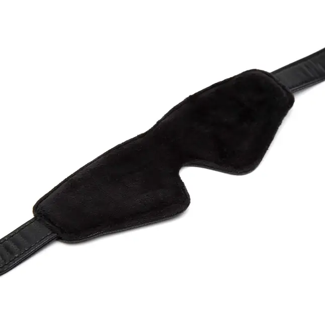 Черная плотная маска на глаза Bound to You Faux Leather Blindfold - Fifty Shades of Grey. Фотография 3.