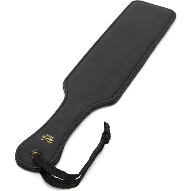 Черная шлепалка Bound to You Faux Leather Spanking Paddle - 38,1 см - Fifty Shades of Grey. Фотография 2.