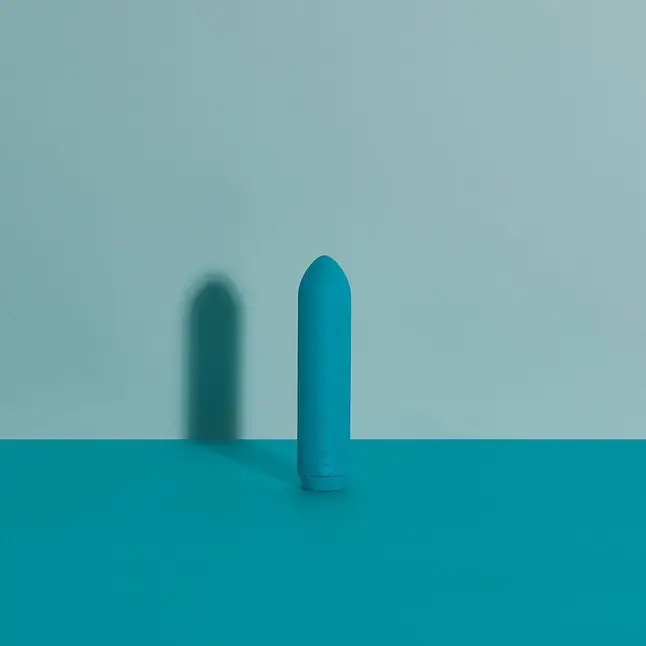 Бирюзовая вибропуля Je Joue Classic Bullet Vibrator - 9 см. Фотография 7.