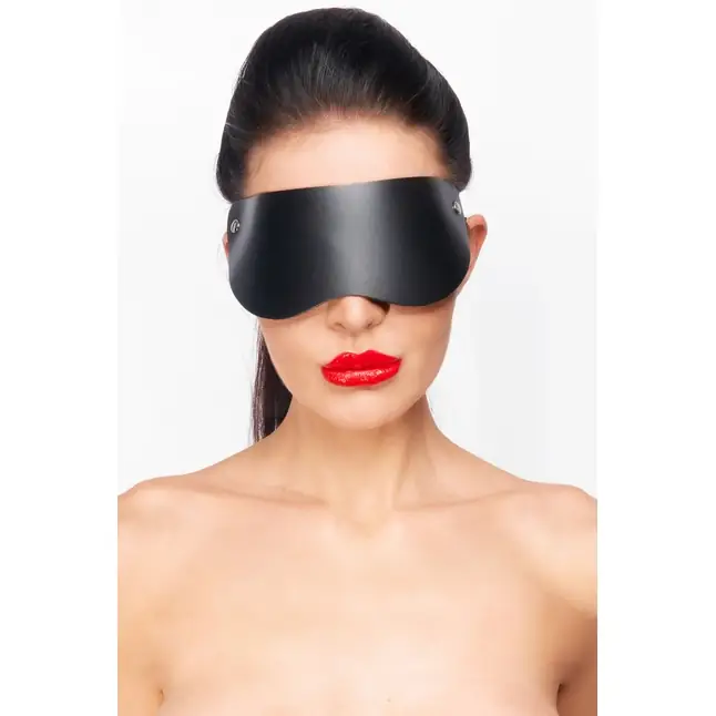 Черная кожаная маска без прорезей для глаз - BDSM. Фотография 2.