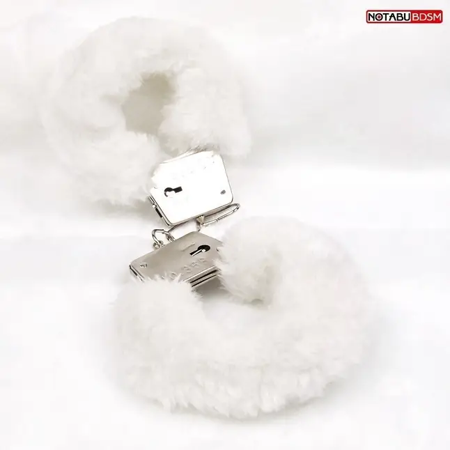 Белые меховые наручники на сцепке с ключиками. Фотография 4.