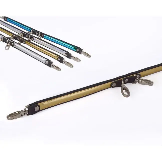 Черная распорка с золотистой вставкой и 4 карабинами - BDSM accessories