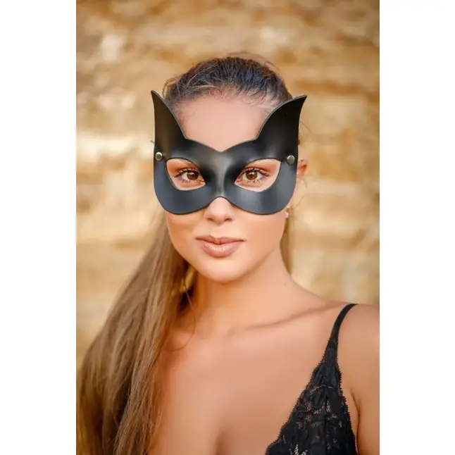 Черная кожаная маска с прорезями для глаз и ушками - Lady s Arsenal Black. Фотография 3.