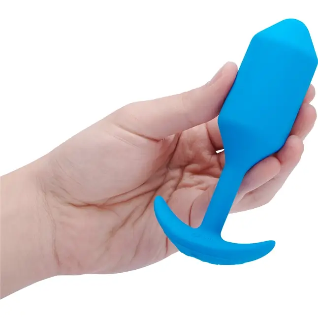 Голубая вибропробка для ношения B-vibe Snug Plug 3 - 12,4 см. Фотография 4.