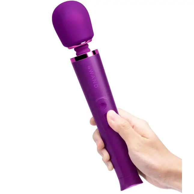 Фиолетовый жезловый мини-вибратор Le Wand Petite c 6 режимами вибрации. Фотография 2.