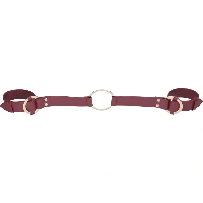 Бордовая фиксация на руки Handcuff With Connector - Ouch!. Фотография 2.
