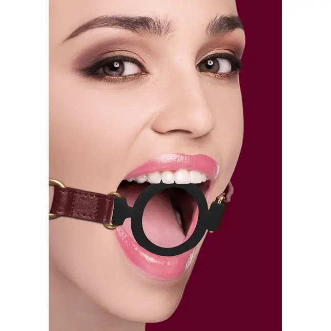 Кляп-кольцо на бордовых ремешках Silicone Ring Gag - Ouch!. Фотография 3.