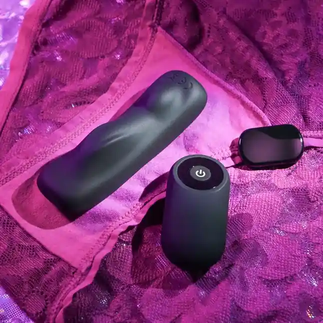 Черная вибровкладка в трусики с пультом ДУ Our Undie Vibe. Фотография 14.
