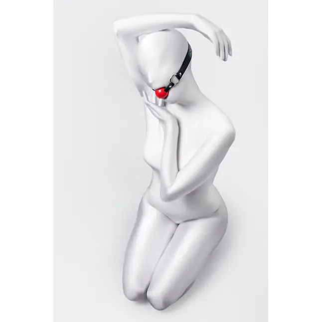 Красный кляп-шар на черных ремешках Anonymo - Anonymo. Фотография 6.