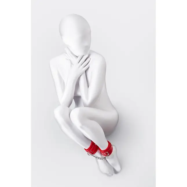 Красные оковы Anonymo из искусственной кожи - Anonymo. Фотография 3.