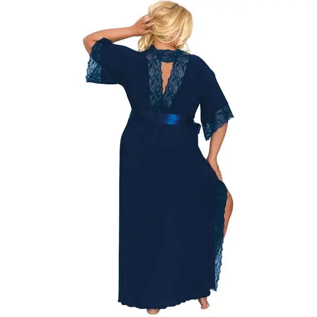 Длинный пеньюар plus size с изящным кружевом и атласным поясом. Фотография 2.