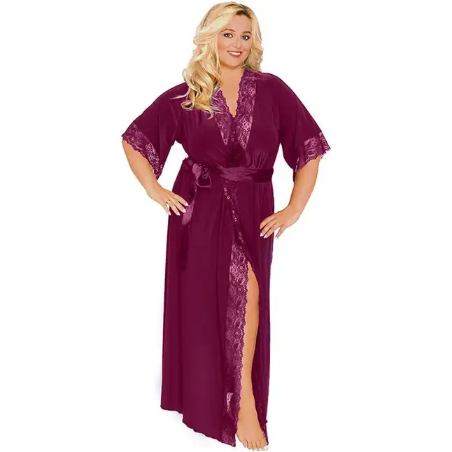 Длинный пеньюар plus size с изящным кружевом и атласным поясом. Фотография 5.
