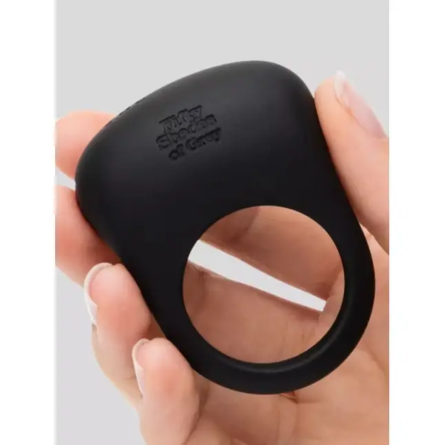Черное эрекционное виброкольцо Sensation Rechargeable Vibrating Love Ring - Fifty Shades of Grey. Фотография 4.