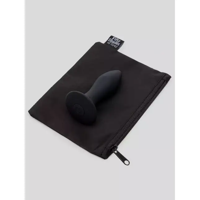 Черная анальная вибропробка Sensation Rechargeable Vibrating Butt Plug - 8,9 см - Fifty Shades of Grey. Фотография 4.