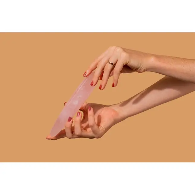 Массажер Le Wand Crystal Slim Wand из розового кварца. Фотография 14.