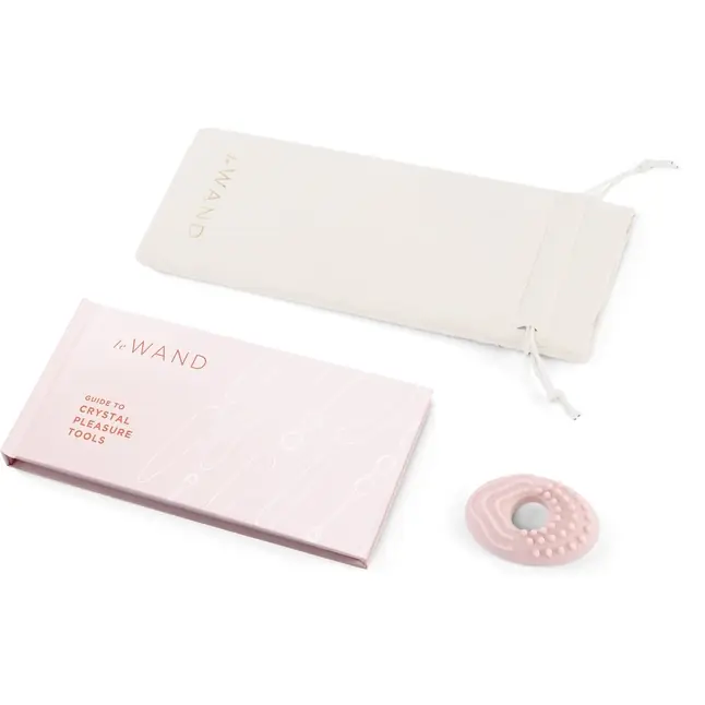 Массажер Le Wand Crystal Slim Wand из розового кварца. Фотография 8.
