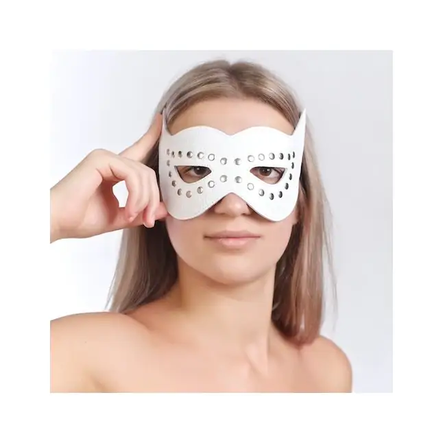 Белая маска на глаза с разрезами и заклепками - BDSM accessories