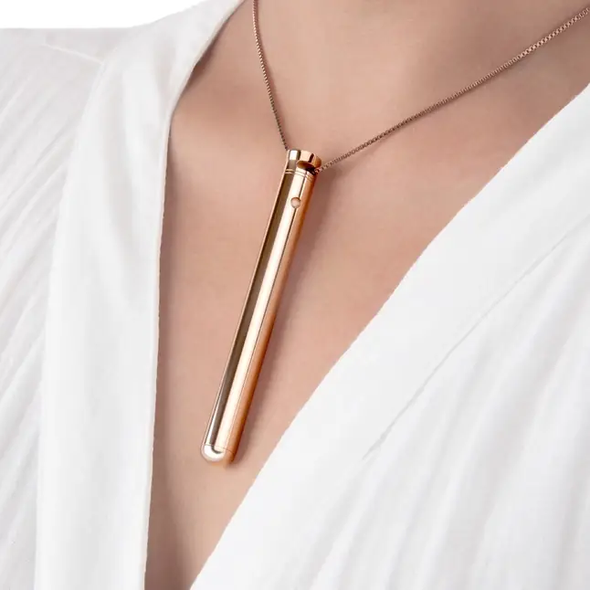 Золотистый вибростимулятор-кулон на цепочке Necklace Rechargeable Vibrator. Фотография 2.