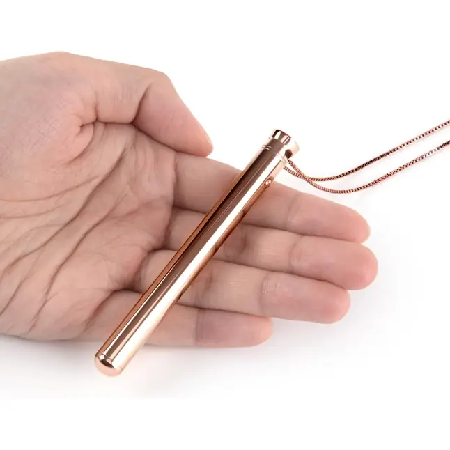 Золотистый вибростимулятор-кулон на цепочке Necklace Rechargeable Vibrator. Фотография 3.