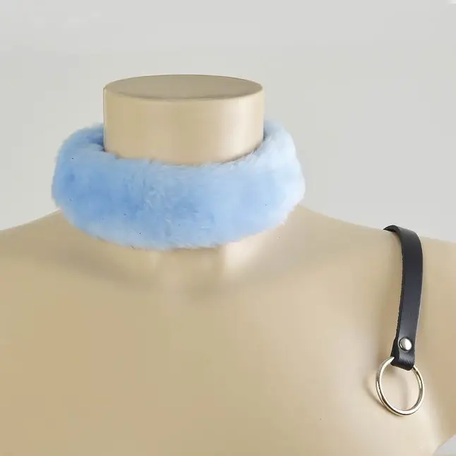 Голубой меховой ошейник с кожаным поводком - BDSM accessories. Фотография 2.