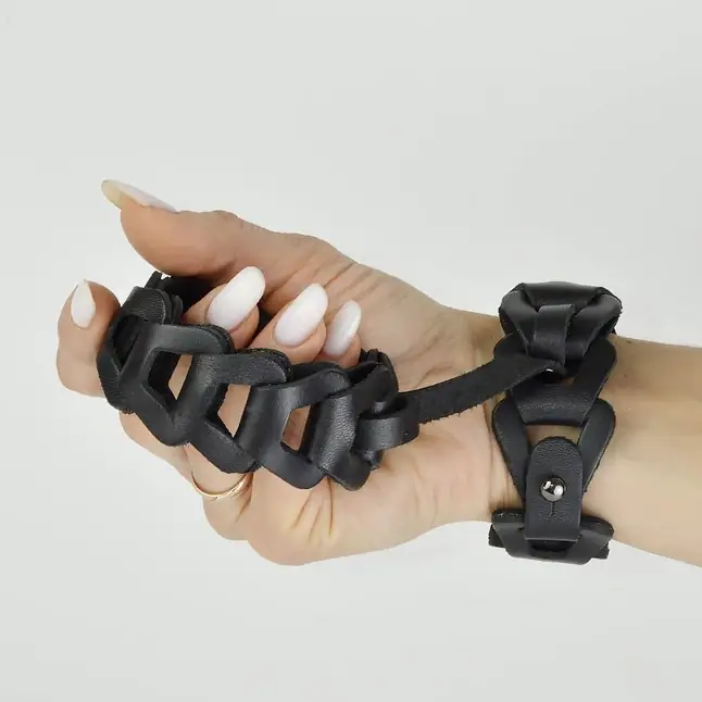 Черные кожаные наручники Клеопатра - BDSM accessories. Фотография 2.