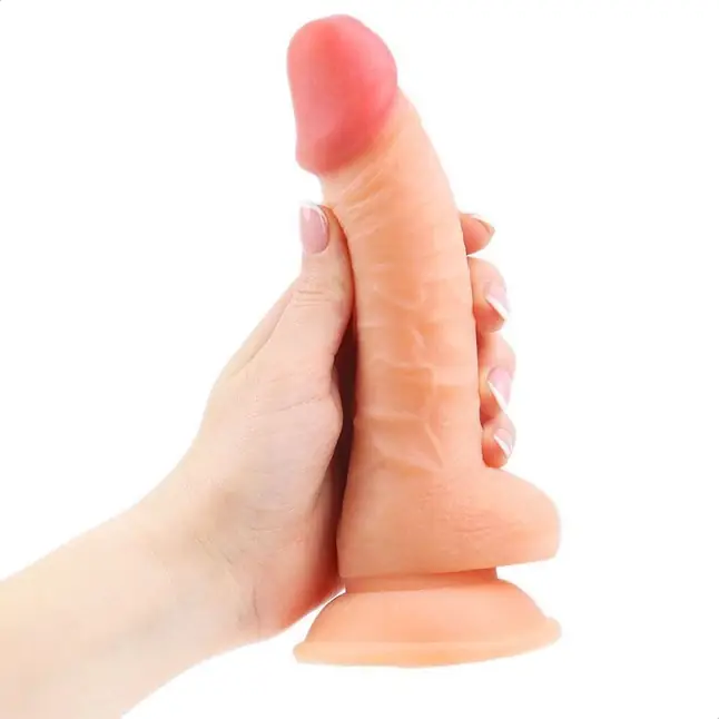 Телесный фаллоимитатор в новогодней упаковке - 19 см - EROWOMAN REALISTIC. Фотография 3.