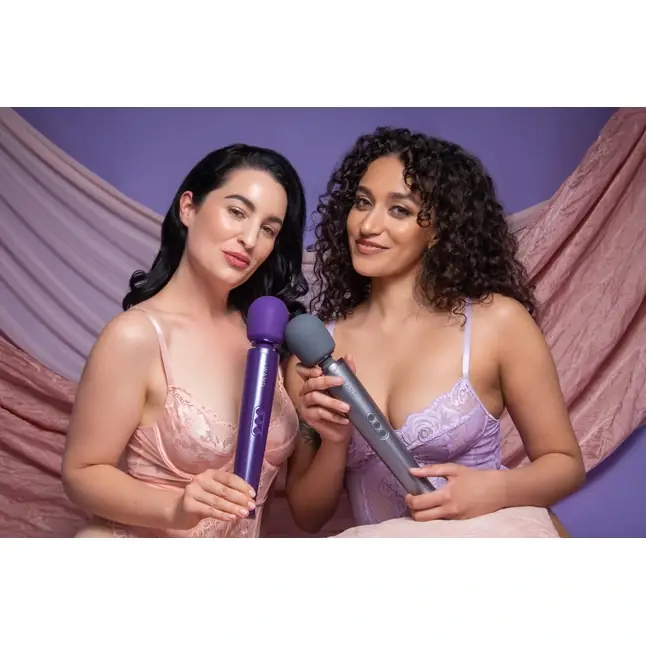 Фиолетовый вибратор Le Wand Rechargeable Vibrating Massager - 34 см. Фотография 11.