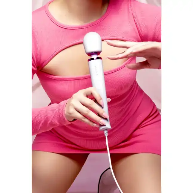 Белый проводной вибратор Le Wand Petite Vibrating Massager - 25 см. Фотография 8.