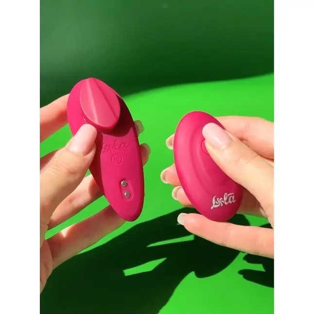 Малиновый перезаряжаемый вибратор в трусики Joy - Take it easy. Фотография 4.