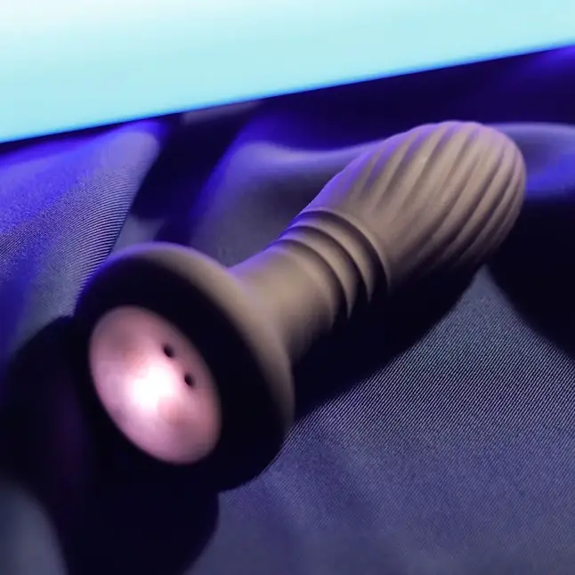 Черная анальная пробка с вибрацией и LED-подсветкой - 11,9 см. Фотография 6.