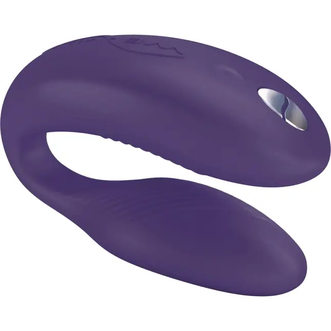 Фиолетовый вибромассажер для пар We-Vibe Sync Purple на радиоуправлении. Фотография 2.