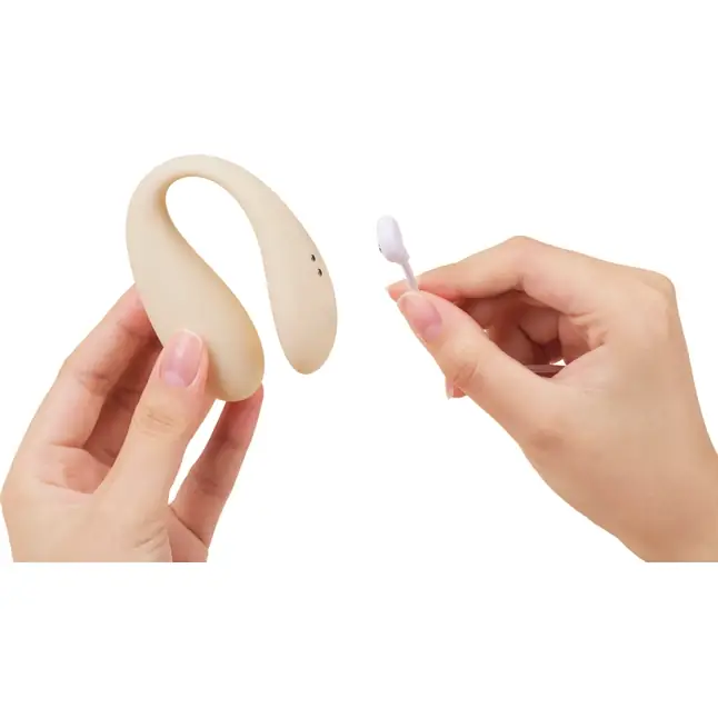Бежевый вибратор для ношения Carla с управлением через приложение. Фотография 4.