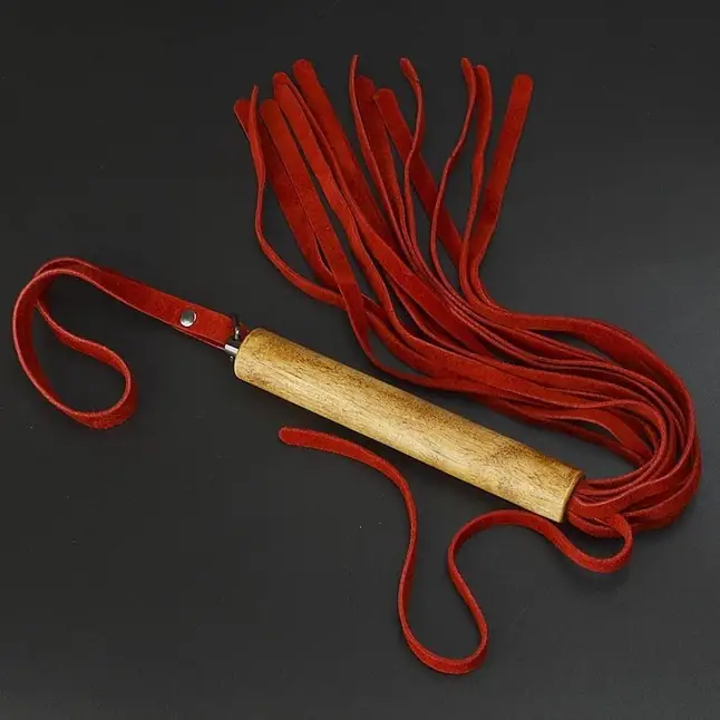 Красная велюровая плеть с деревянной рукоятью - 44 см - BDSM accessories