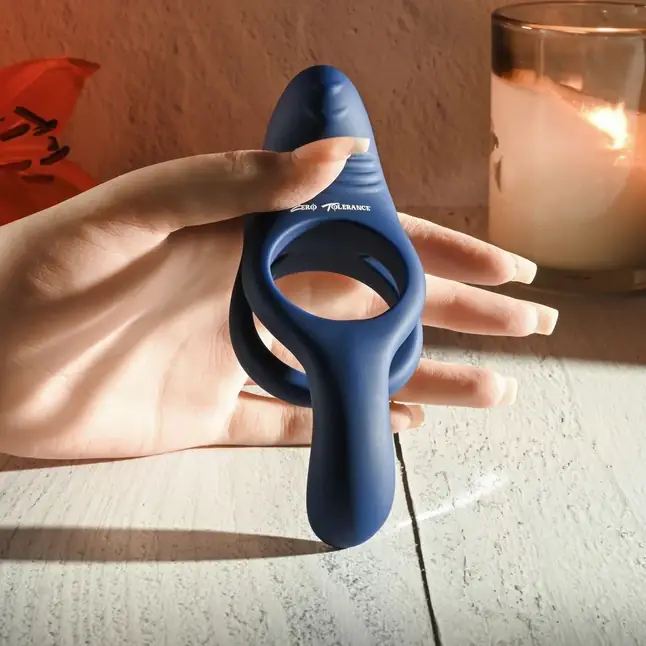 Синее эрекционное виброкольцо с двойным подхватом мошонки Ring Around The Rosy. Фотография 14.